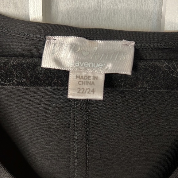 Woman’s Avenue Top Black Short Sleeve With White Flower Design Size 24W - Picture 4 of 8